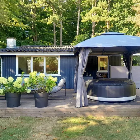 Dom wakacyjny At Forest Edge With Hot Tub Near
